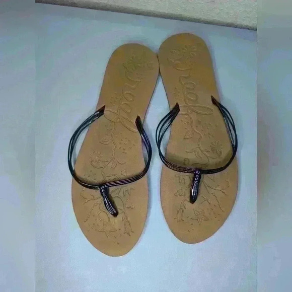 [REEF]• Tan & Black Thong Sandals• {size 8.5}• EXCELLENT CONDITION - Picture 1 of 5